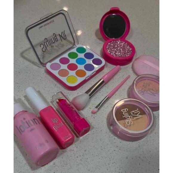 Pretend play makeup - Picture 2 of 3